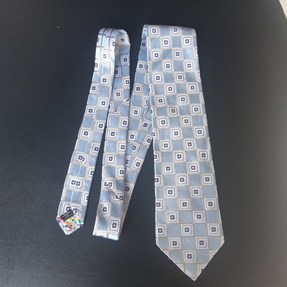 City of London Light Blue w/ Square Pattern 100% Silk Necktie - Picture 5 of 10